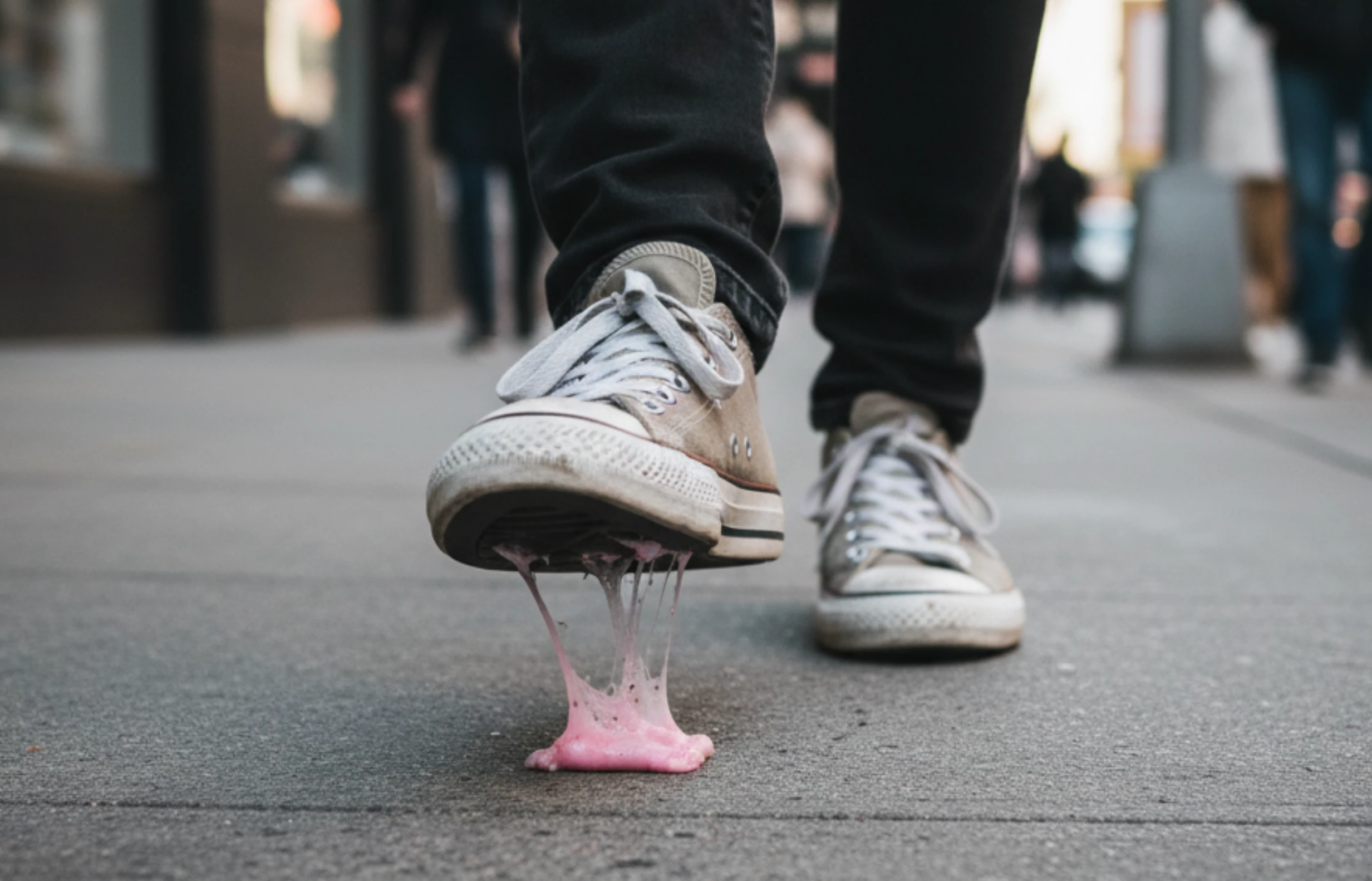 Pisar chicle en el suelo Chicle tirado en la calle daña el medio ambiente Por que tirar el chicle al suelo es malo Contenedor para chicles Contenedor para chicles usados Impacto del chicle en el medio ambiente