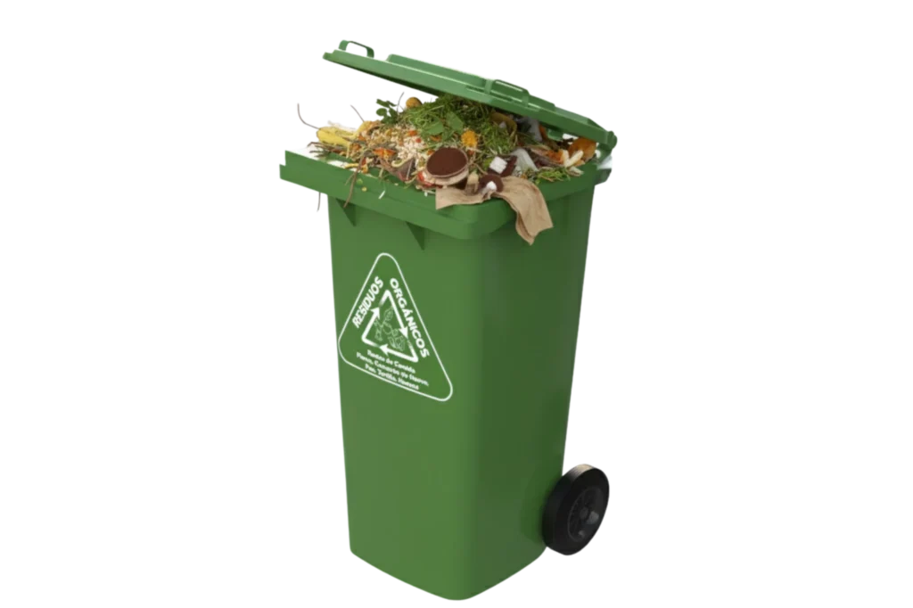 Contenedor color verde reciclaje con residuos orgánicos como frutas y hojas, símbolo del reciclaje en México.