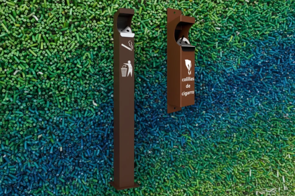 Modelos de ceniceros de pedestal y de pared para recolección de desechos de cigarro en áreas públicas y corporativas.