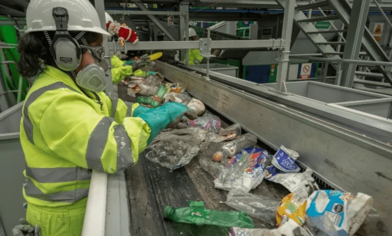 Proceso de basura cero en planta de separación donde trabajadores clasifican residuos para su aprovechamiento y correcta gestión.