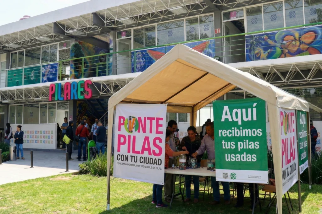 Jornada de recolección del programa ponte pilas con tu ciudad en un centro PILARES, donde la ciudadanía deposita pilas usadas en un punto de acopio temporal.
