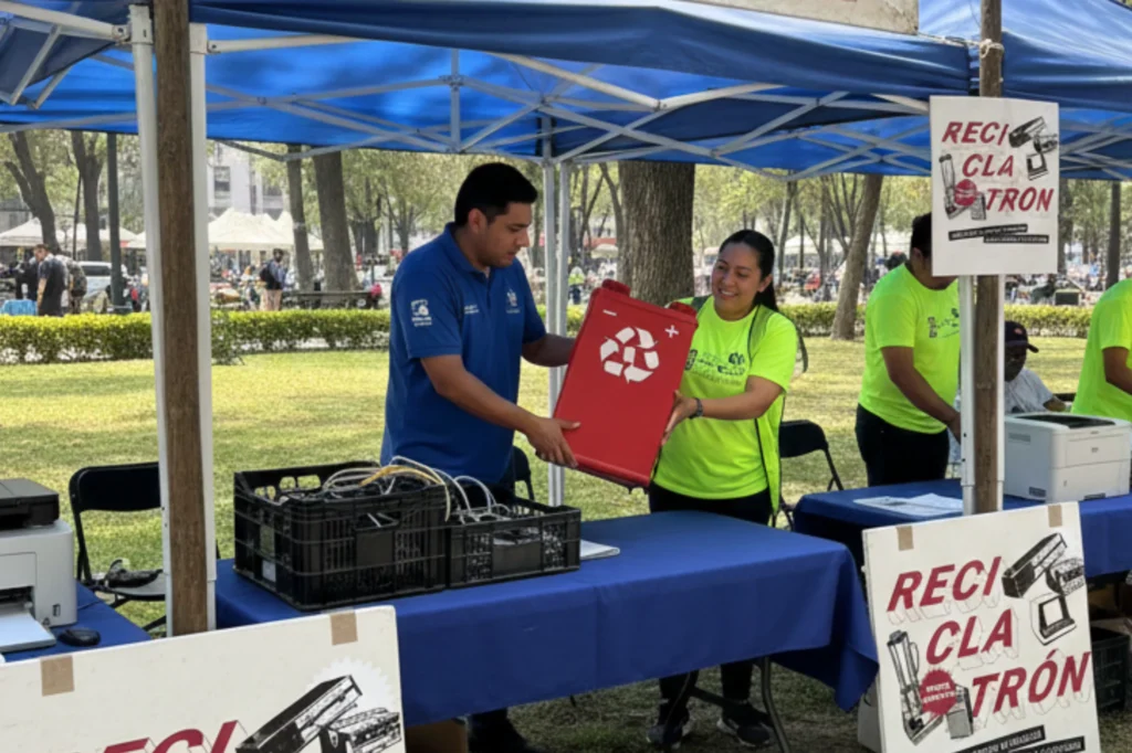 Recepción de pilas y baterías durante el reciclatrón, programa de acopio de residuos electrónicos en CDMX.