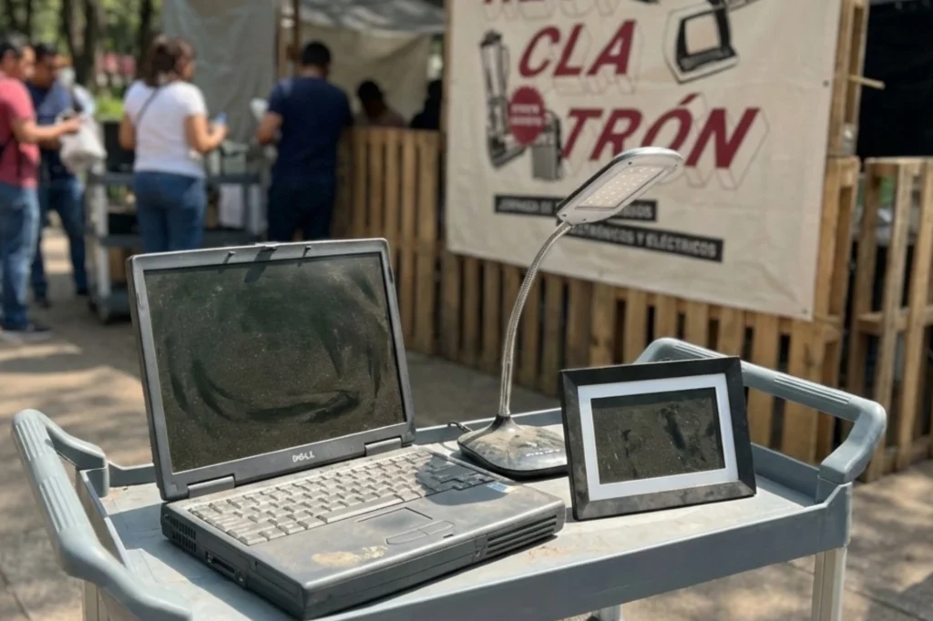 Tecnología obsoleta recolectada en jornada de reciclaje de residuos electrónicos para su manejo ambiental adecuado.